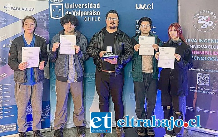 El grupo de estudiantes (en la foto junto a su profesor) obtuvo el sexto lugar en el Torneo de Robótica ‘Reiníciate 2023’,