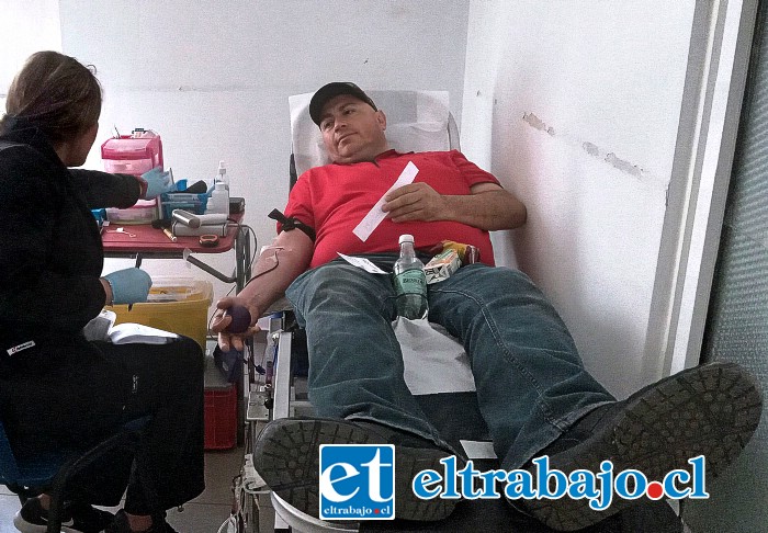 Rogelio Flores Quezada, en los momentos en que donaba sangre ayer en la tarde en dependencias del AIEP.