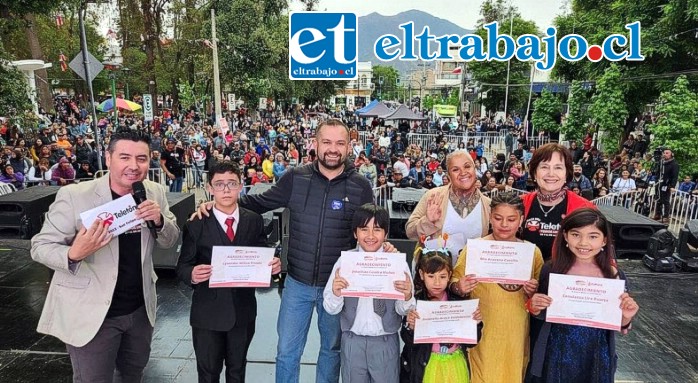 Miles de personas llegaron al show de la Teletón en la Plaza de Armas de San Felipe.