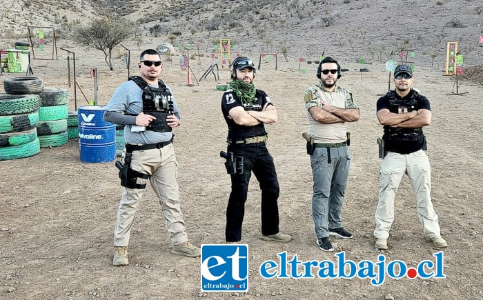 Los 4 instructores debidamente inscritos en el campo de tiro.