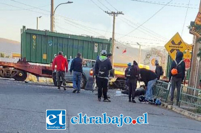 Los conductores de una camioneta y de una moto intentaron pasar antes que el tren, y los resultados fueron caóticos. (Foto redes sociales)