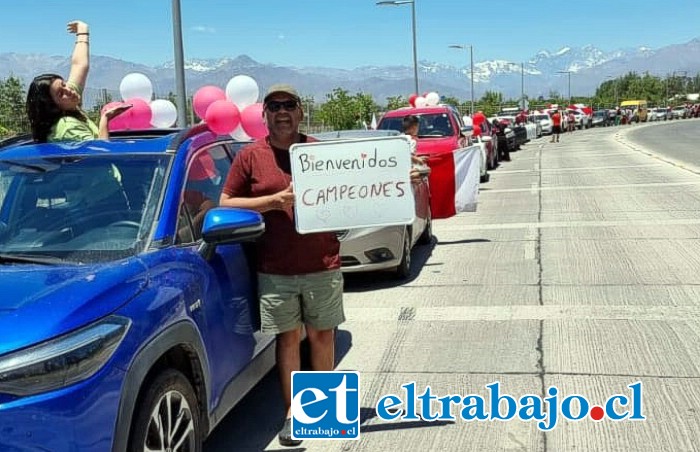 A eso de las 14.00 horas de ayer la delegación Infantil del Uní Uní retornó a San Felipe. Las familias orgullosas del triunfo de los 72 niños realizaron una caravana de vehículos que se instaló en la rotonda de Michimalongo junto a carteles y globos albirrojos.