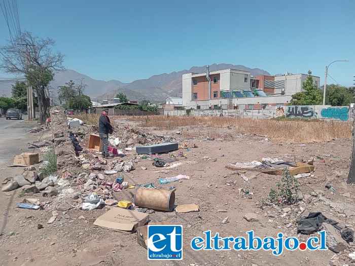 Una panorámica del sitio que Ramón Astudillo sugiere usar como estacionamiento de vehículos para usuarios del Cesfam.