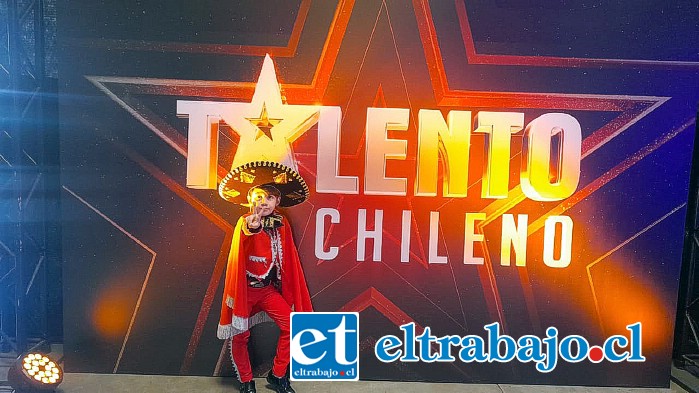 Haciendo la V de la victoria tras participar en el casting de ‘Talento Chileno’.