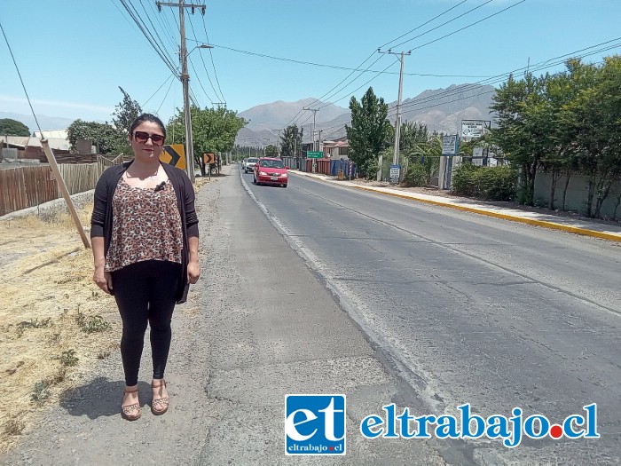 La presidente Romina Lara, parada donde pide que se demarque como se hizo al frente, donde pintaron de amarillo y arreglaron las veredas.