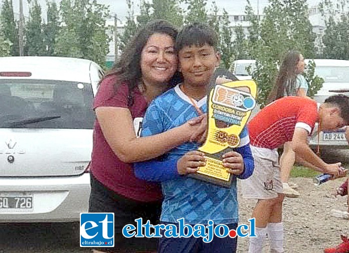 Tomás junto a su madre Marjorie Páez, que lo acompañó en este campeonato.