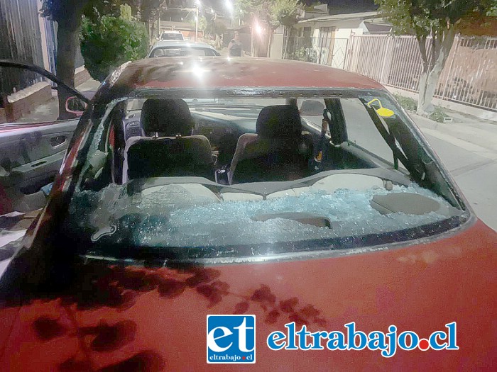 La luneta o parabrisas trasero fue destruido por los atacantes.