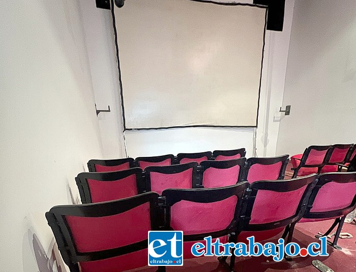 La sala de cine cuenta con 40 butacas, más una zona de galería.