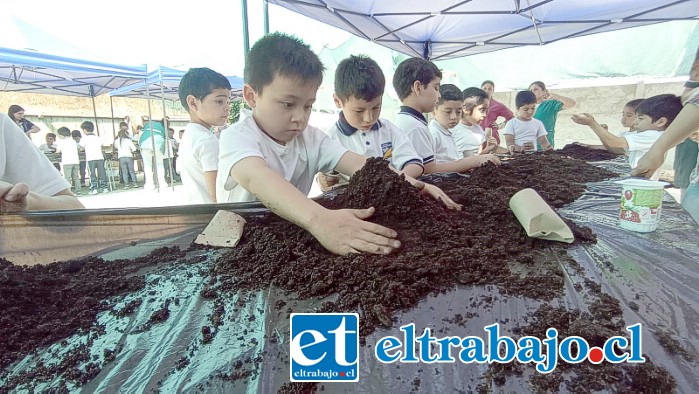 Mucho entusiasmo de los pequeños estudiantes con la actividad, sobre todo en la plantación de semillas.