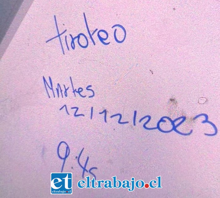 Este es el rayado con la amenaza de tiroteo, hallado en los baños del establecimiento.