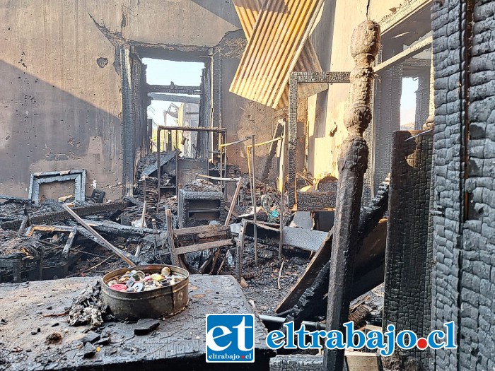 Reducida a escombros, así quedó la vivienda que se incendio en calle Carlos Condell.