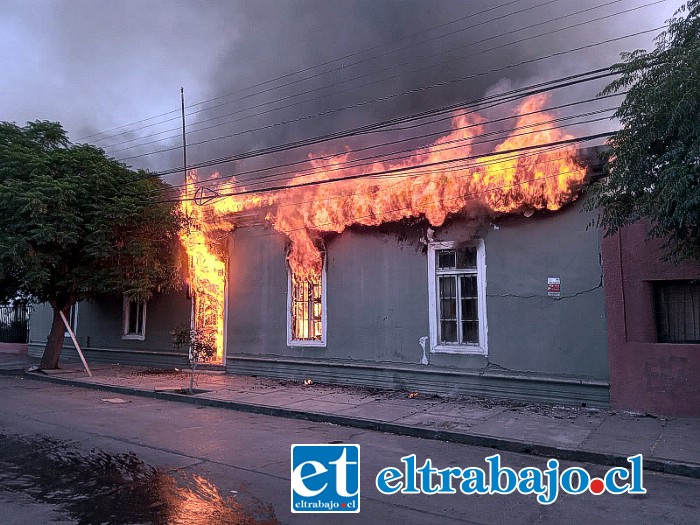 Enormes lenguas de fuego saliendo por puertas, ventanas y el techo del inmueble, alcanzando el tendido eléctrico, loque dejó sin luz al sector.