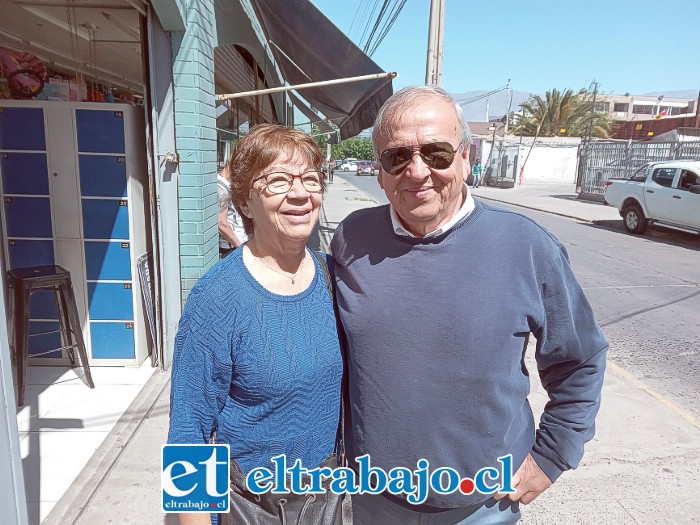 El profesor José ‘Pepe’ Ibáñez junto a su esposa en el centro de San Felipe.