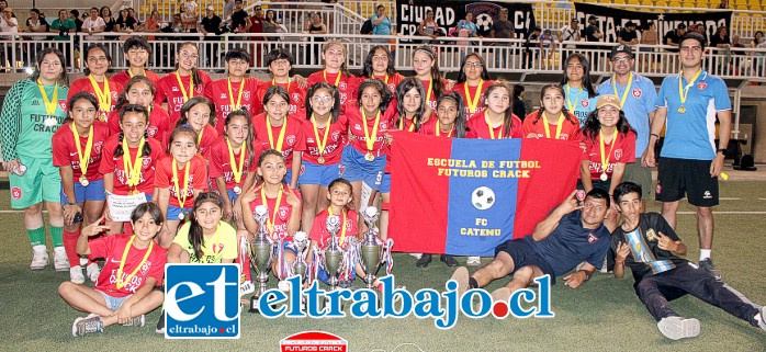 Jugadoras de todas las categorías y entrenadores de la Escuela ‘Futuros Cracks’ de Catemu junto a sus premios.