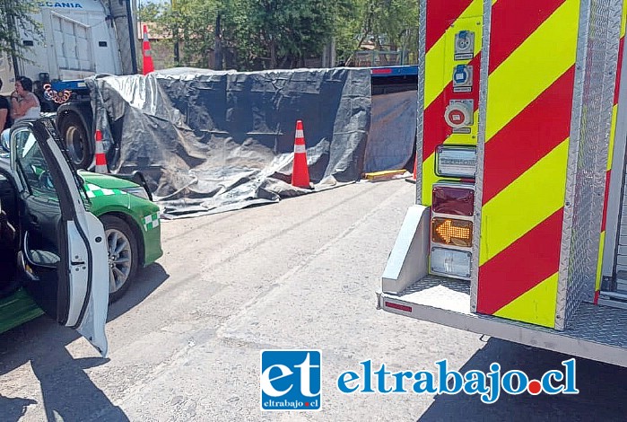 Conductor de motocicleta falleció en el lugar tras chocar contra un camión.