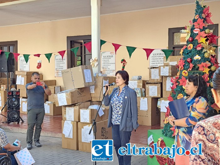 La alcaldesa Carmen Castillo hace uso de la palabra durante la entrega de cajas con juguetes para las juntas de vecinos de la comuna.