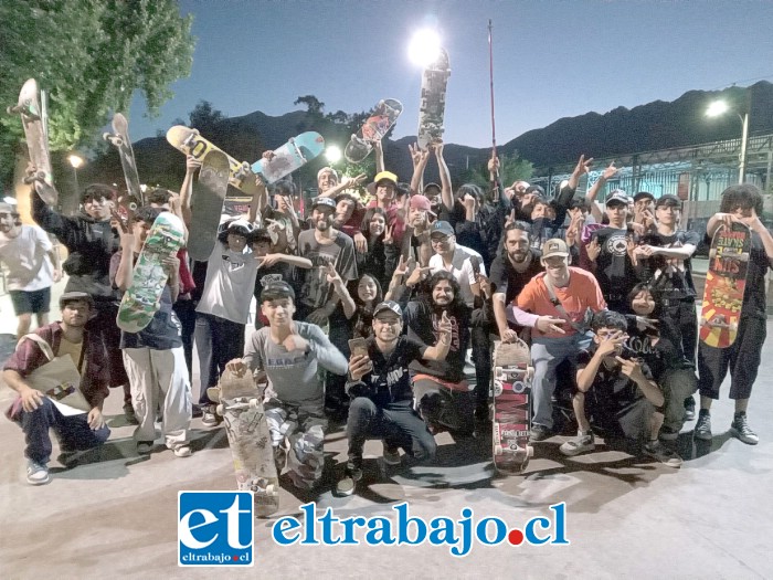 La juventud de skate participando del campeonato este día sábado en San Felipe.