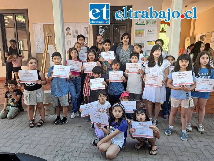 Niños y adolescentes recibiendo sus distinciones por participación en el taller.