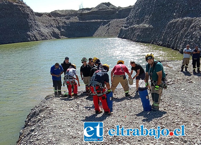 Voluntarios de Bomberos presentes en el lugar, quienes participaron del rescate del cuerpo que fue hallado a 7 metros de profundidad.