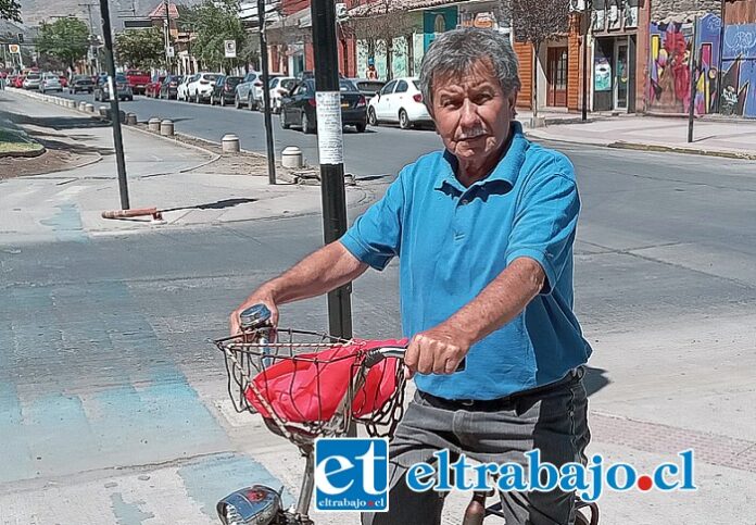 Franklin Azócar en su ‘joyita’, que lo acompaña hace más de 60 años.