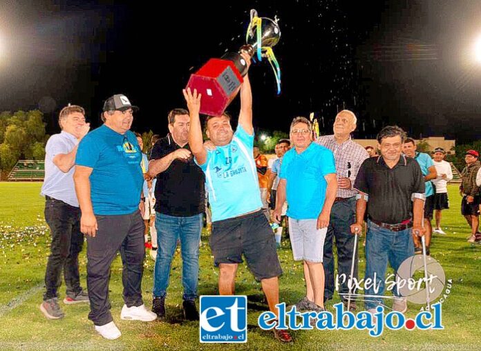 Los directivos entregan la copa al club campeón General del 2023.