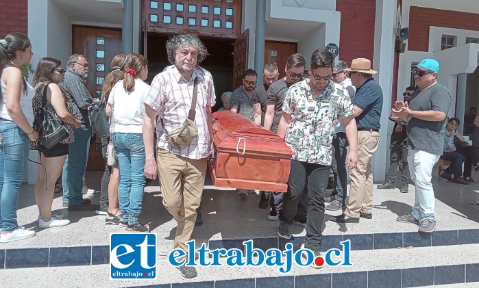 El ataúd saliendo con los restos de Claudio Villar Díaz a su morada definitiva.