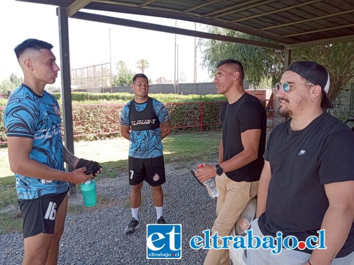 Los históricos delanteros dialogan con un jugador del plantel actual.