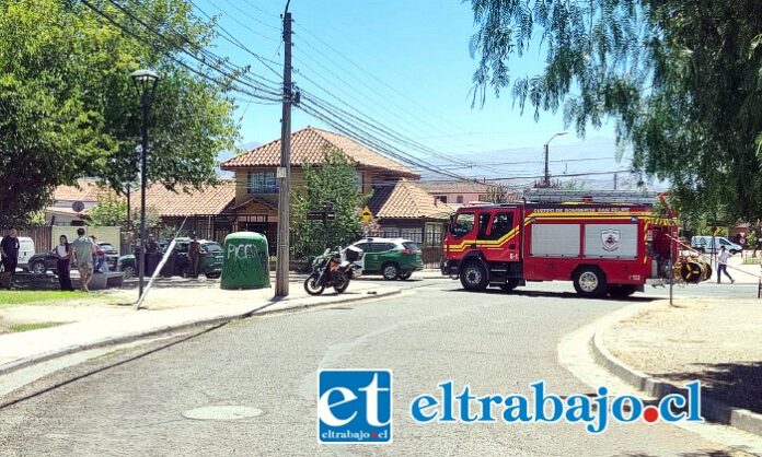 Voluntarios de Bomberos de San Felipe trabajando en la emergencia.