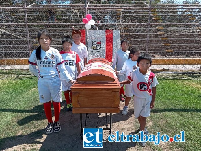 El legado del ‘Mono’ Gálvez, haciendo guardia de honor en su último adiós junto a su arco donde tuvo un récord.