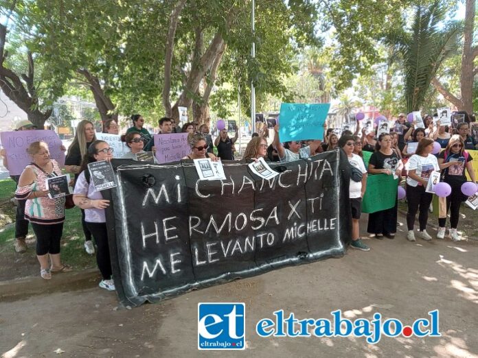 Familiares y amigos con pancartas ayer en la manifestación.