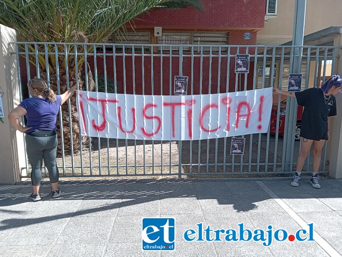 Un letrero con la leyenda ‘Justicia’, fue instalado afuera del Tribunal.
