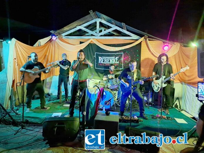 Los integrantes de Rebenke tocando en el concierto por su aniversario.