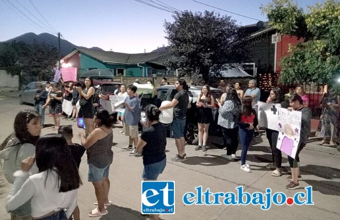 Vecinos con pancartas exigían que se vaya acusado de abuso sexual contra una niña de 12 años que estaba al cuidado de él y su pareja.