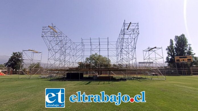 Escenario prácticamente montado para lo que será la XXI versión del ‘Festival Palmenia Pizarro’.