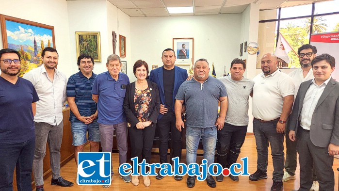 Dirigentes del fútbol amateur de San Felipe en reunión junto al municipio. 