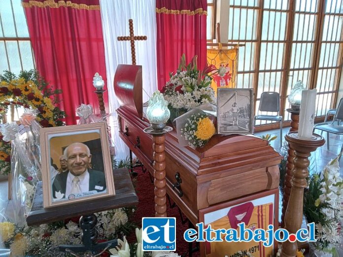 Su velorio se está efectuando en la Parroquia La Merced. En la imagen, sobre el ataúd, una foto defendiendo al Uní Uní bajo los tres palos.