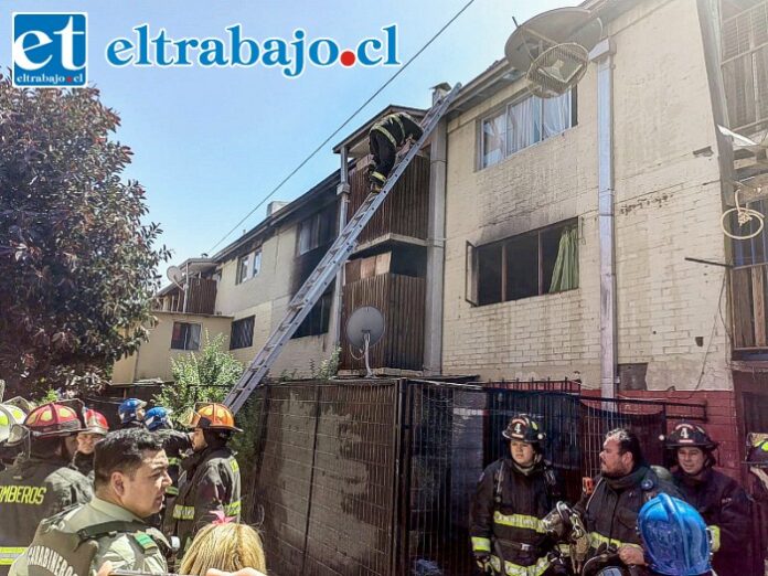 Bomberos en el trabajo para apagar el incendio.