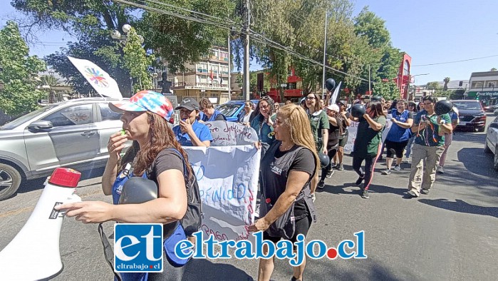 Funcionarias Junji del Valle del Aconcagua marcharon por la comuna exigiendo al Gobierno el pago del bono de término de conflicto, reajuste y aguinaldos.