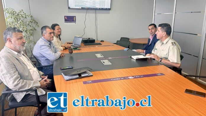 El edil se reunió junto al consejero regional Eduardo León, con el jefe de Operaciones de la Quinta Zona de Carabineros Robert Morales, y la directora regional de Arquitectura del MOP, Alejandra Vio.