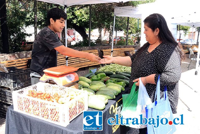 Comunidad ya pudo disfrutar de los productos del ‘Mercado Campesino’. 