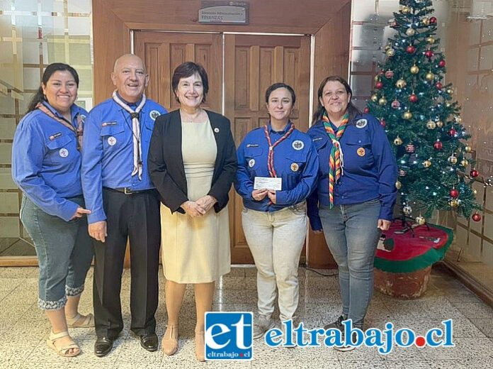 El directorio de los Scout Ashanti recibe la subvención. De izquierda a derecha Ariadna Molina Salgado, vicepresidente; Manuel Machuca Céspedes, presidente; Carmen Castillo Taucher, alcaldesa de San Felipe; Melissa Becerra Abarca, tesorera, y Débora Salinas Salinas, secretaria.