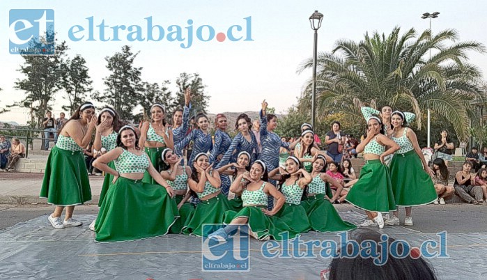 Los 25 bailarines de entre 12 y 24 años de la academia ‘Media Punta’ se presentaron este sábado en el anfiteatro Parque Borde Estero Quilpué.