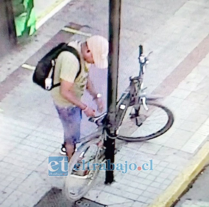 Acá se aprecia al delincuente cuando roba la bicicleta eléctrica de don Manuel Ibarra.