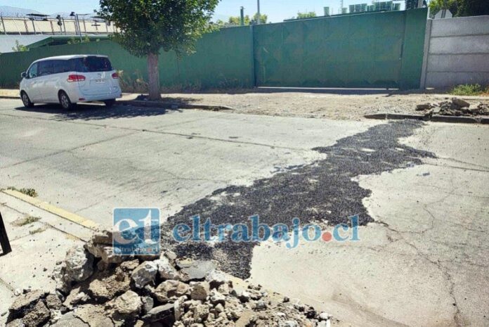 Finalmente reparan calzada en calle 5 de Abril al llegar a Dardignac, donde existía un verdadero ‘lomo de toro’ que surgió espontáneamente.