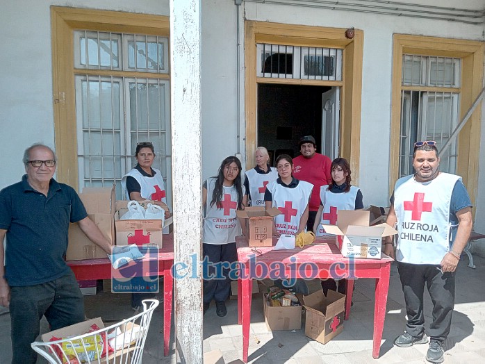 Voluntariado de Cruz Roja Filial San Felipe trabajando para ordenar la mercadería e ir en ayuda de los damnificados por los incendios.