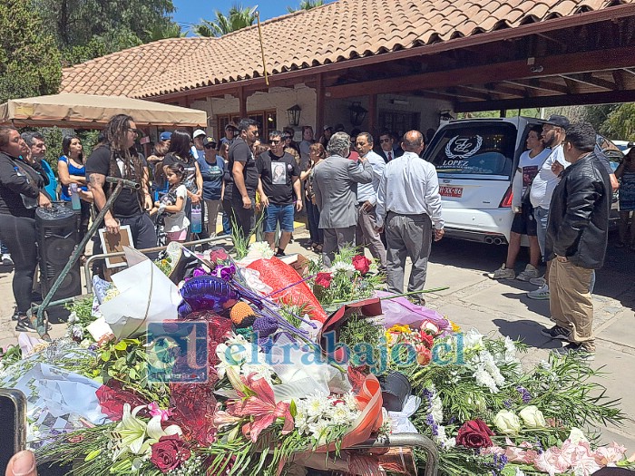 Una cantidad desbordante de arreglos florales llevaron aconcagüinos en honor a Michelle.