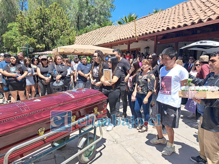 Numerosas personas acompañaron a la familia de Michelle hasta las inmediaciones del Parque Cementerio El Almendral.