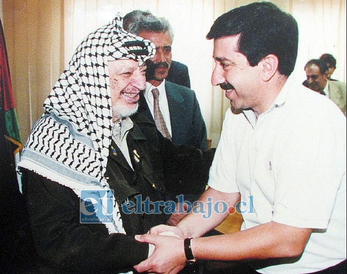 El doctor Alejandro Lolas saludando a la máxima autoridad de la OLP ya fallecido, Yasser Arafat, en el año 2000 en la Mukata, Ramallah.