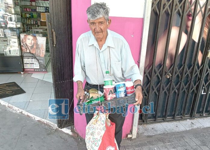 Acá vemos a Ricardo Cádiz vendiendo dulces en la intersección más transitada, Traslaviña con Prat en San Felipe.