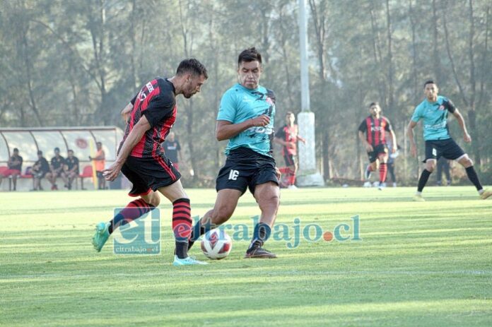 El defensor Matías Silva impide un avance de los maulinos.